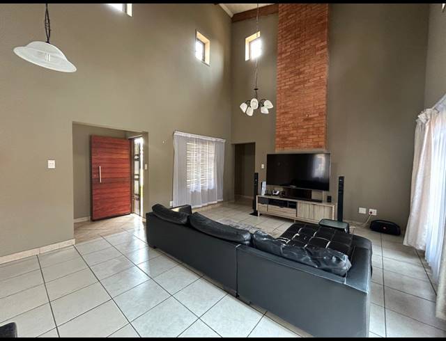 3 BEDROOM TOWNHOUSE FOR SALE IN WATERVAL EAST